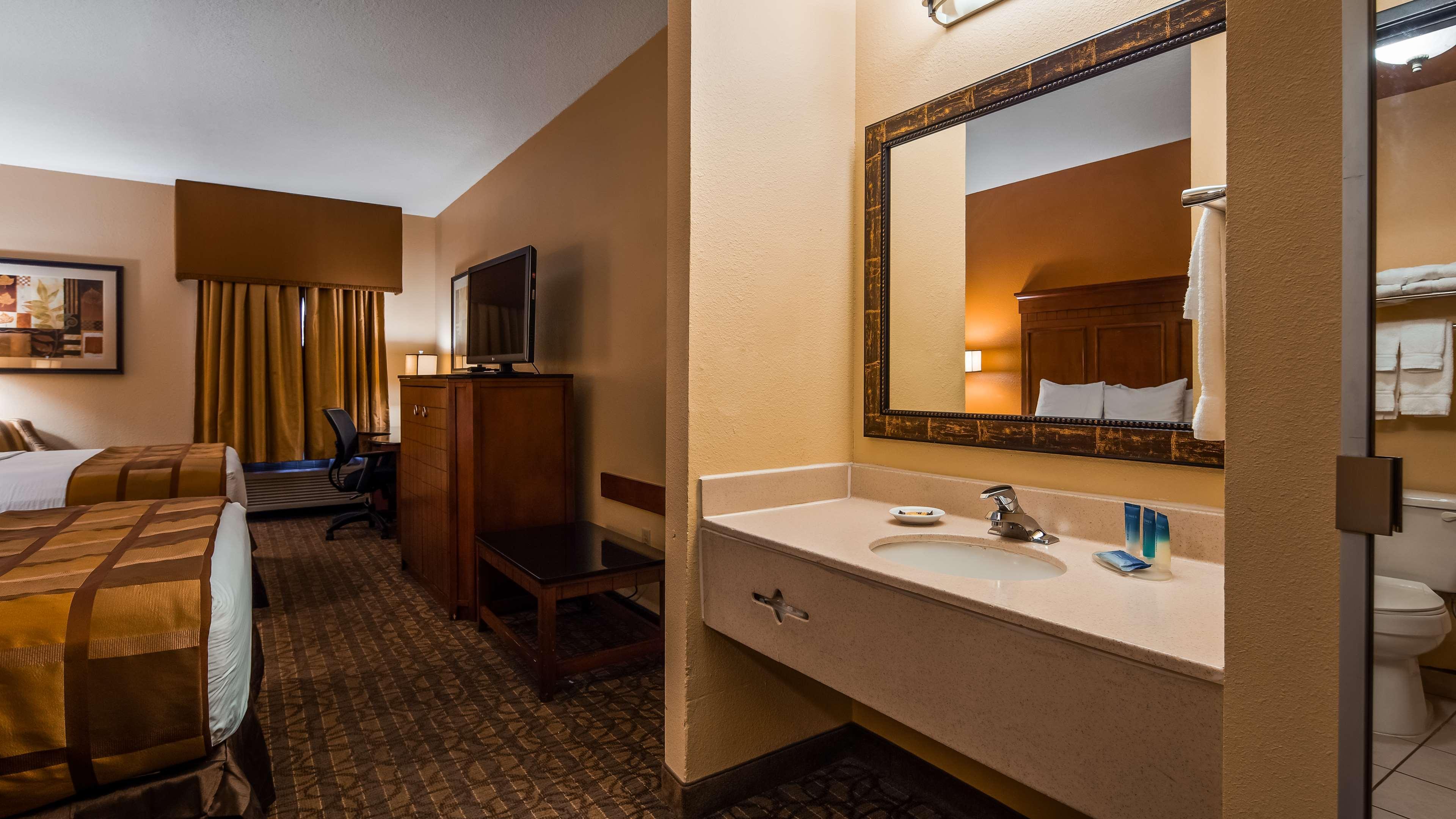 Best Western Plus Midwest Inn & Suites Salina Exteriör bild